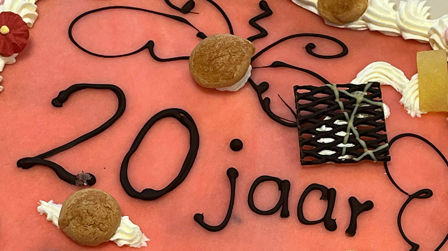 Taart met 20 jaar erop gedecoreerd