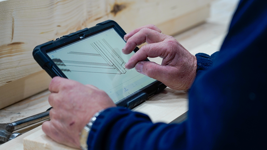 KA medewerker werkt via ipad met BIM4Production Elementen App