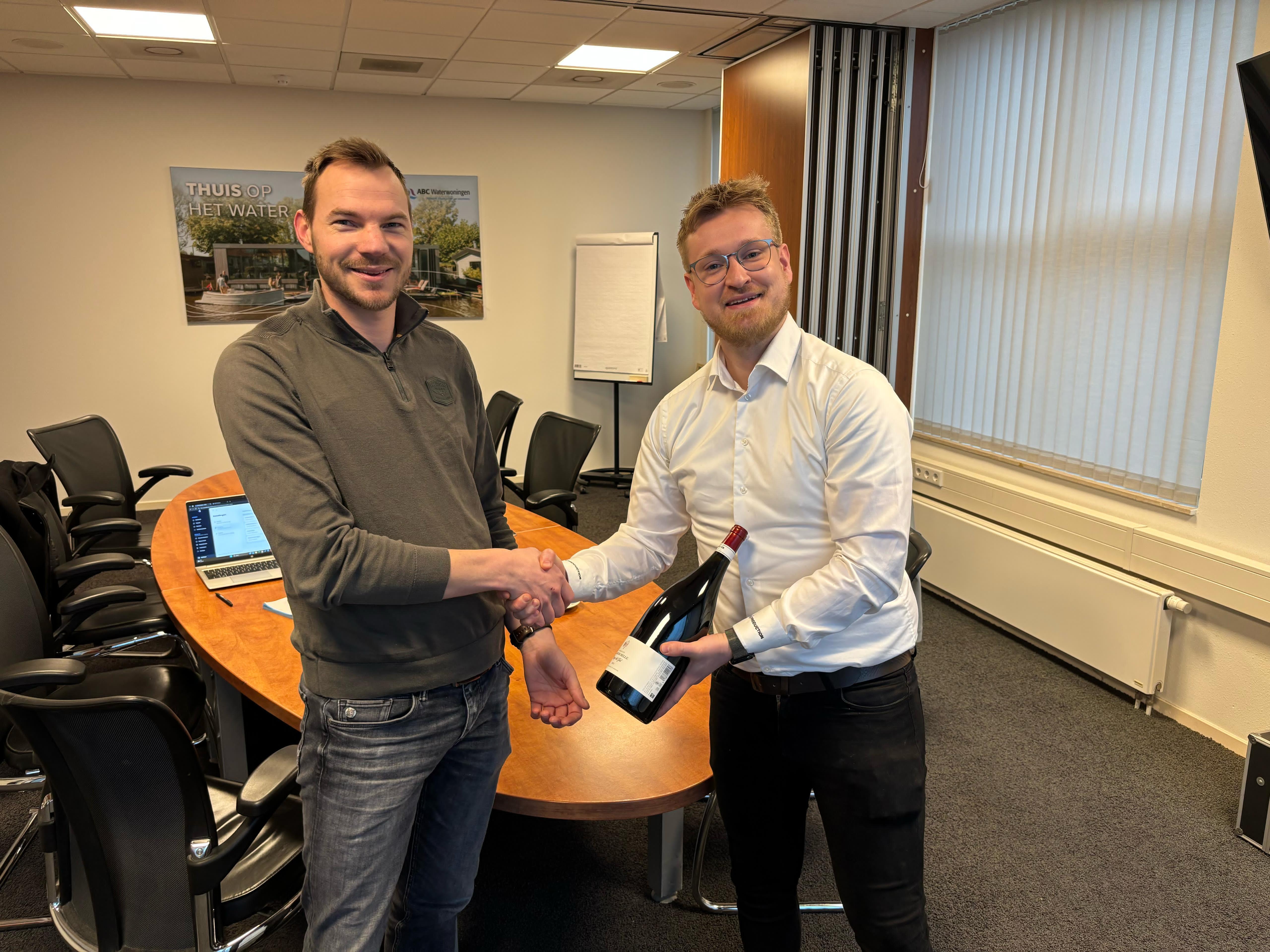 Paul Vianen van ABC Waterwoningen schud de hand op een samenwerking met BIM4Production