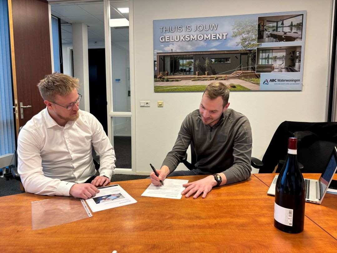 Paul Vianen van ABC Waterwoningen ondertekent een contract voor de samenwerking met BIM4Production