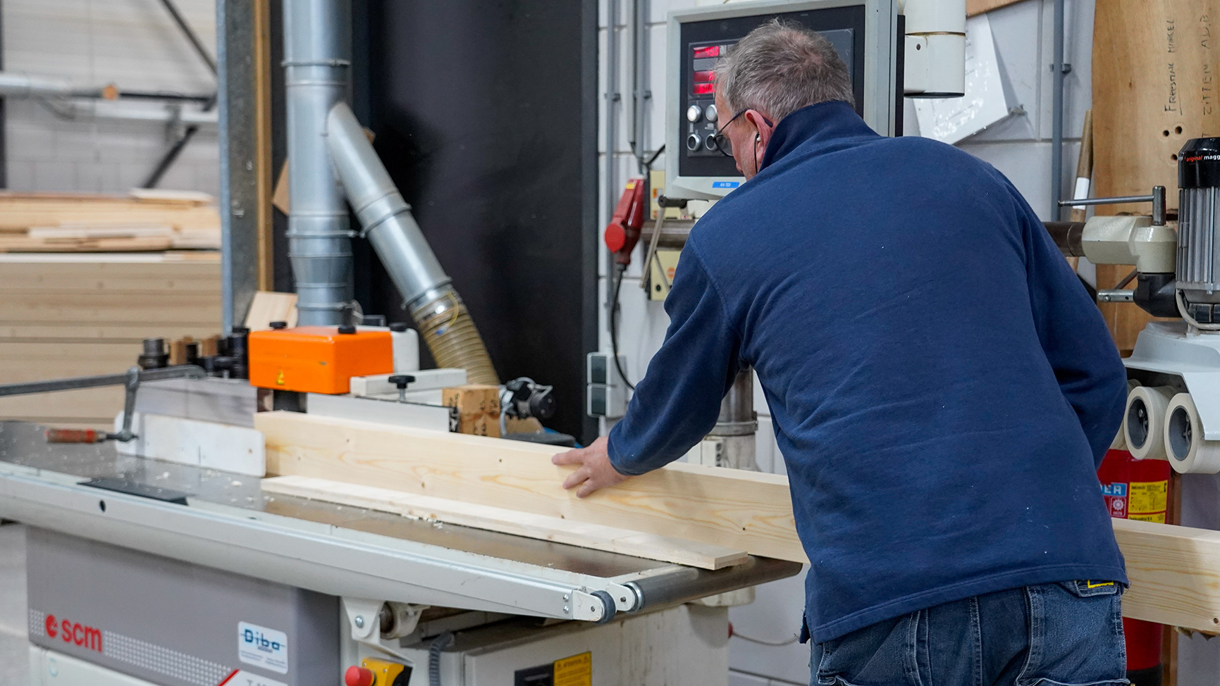 KA Houtbouw mederwerker zaagt hout