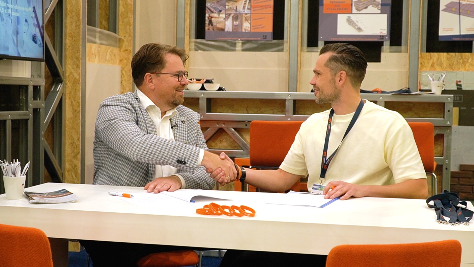 Hand schudden op M-Frame die kiest voor BIM4Production