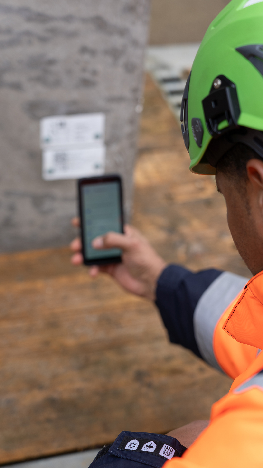 Van Wijnen medewerker die een QR code scanned voor de BIM4Production Elementen App