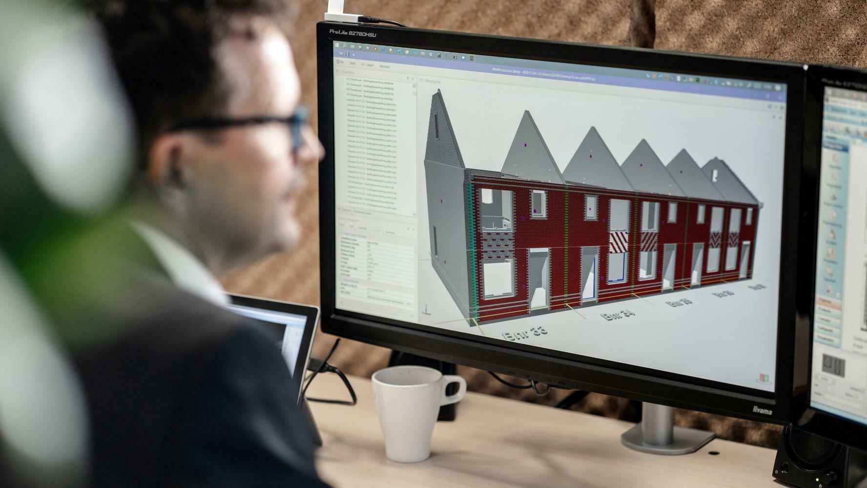 Sfeerfoto bij BIM4Production medewerker aan het werk achter zijn bureau