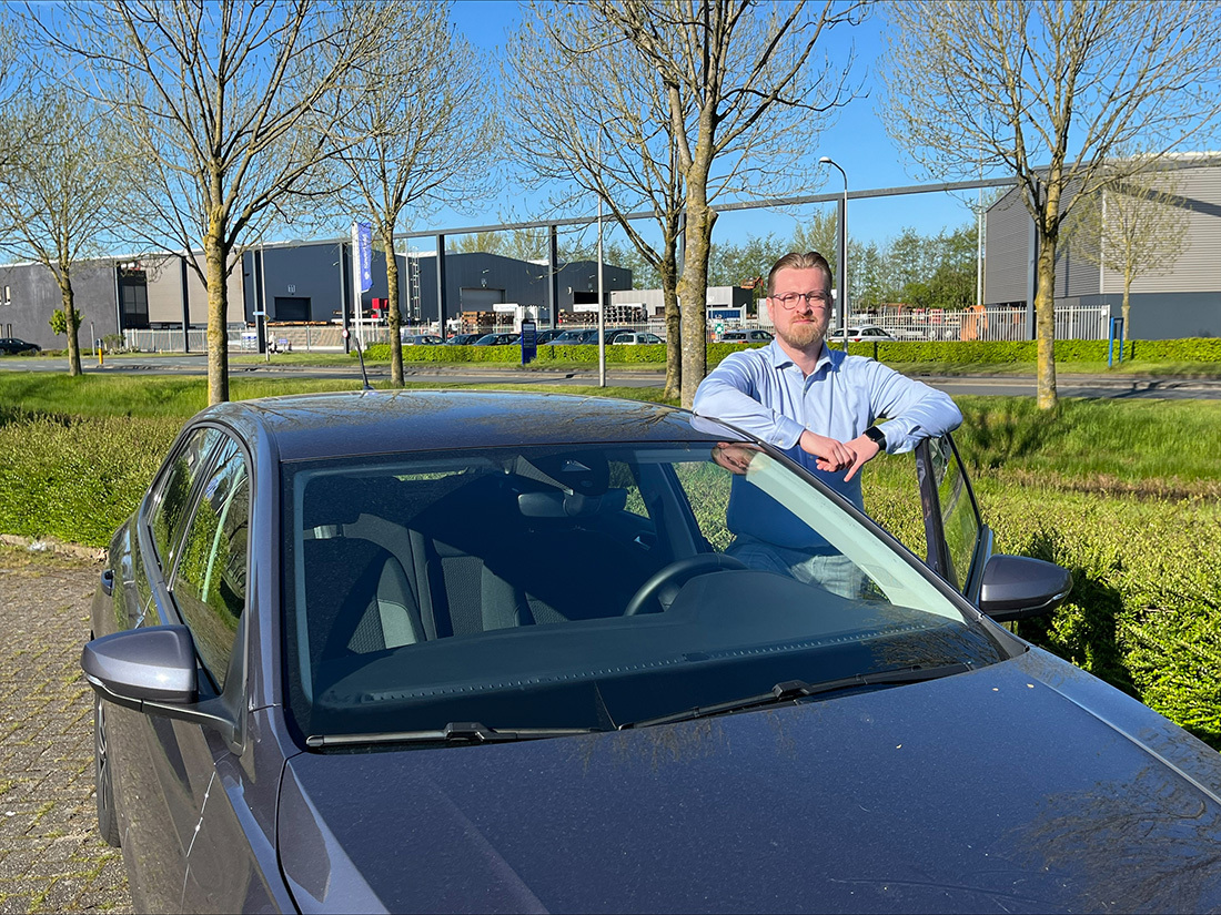 Foto Jerom Langeveld bij zijn auto
