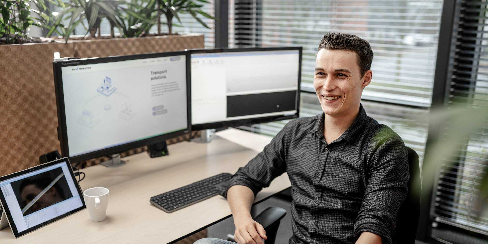Sfeerfoto bij BIM4Production van een medewerker achter zijn bureau